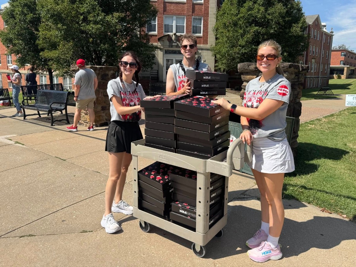 UCM Legacy Gift Boxes Volunteers distributing UCM Legacy boxes to incoming students